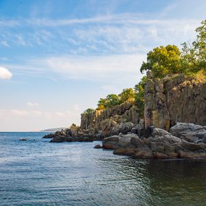 Превью обои скалы, побережье, море, деревья, небо