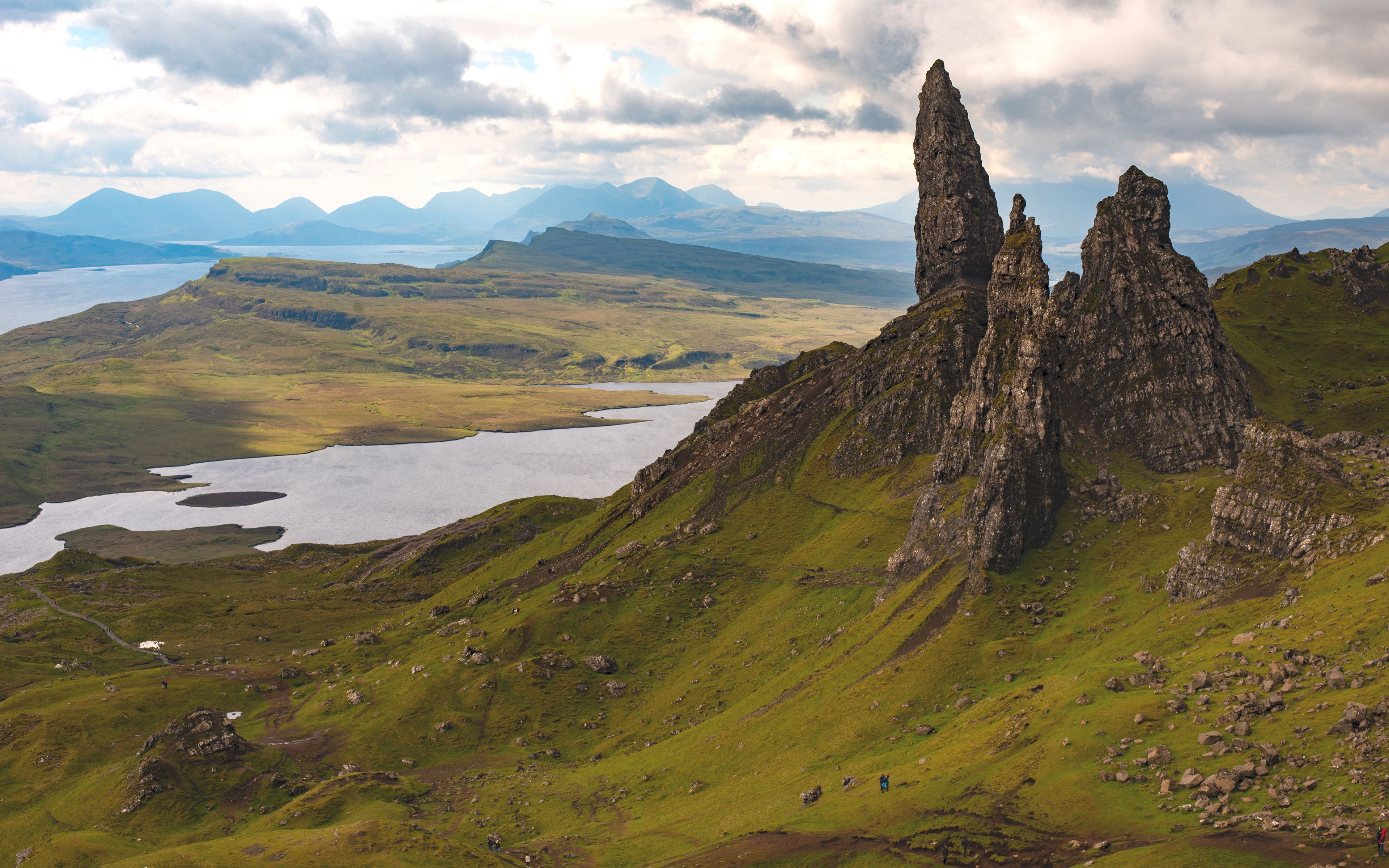 Высокая долина. Old man of Storr Шотландия. Остров Скай, Шотландия. Плоская скала. Скала кузнеца на острове Скай на горе Куиллин Шотландия.