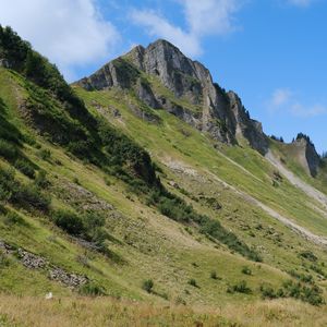 Превью обои скалы, склон, трава, пейзаж