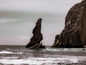 Превью обои скалы, утес, море, волны, волнистый