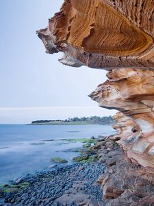 Превью обои скалы, узоры, берег, камни, желтые, море