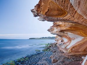 Превью обои скалы, узоры, берег, камни, желтые, море