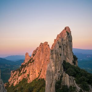 Превью обои скалы, вершина, рельеф, деревья, небо