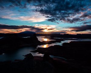 Превью обои скалы, вода, закат, облака, солнечные лучи, отражение, очертания, затопленный