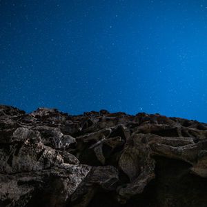 Превью обои скалы, звездное небо, звезды, камни, ночь