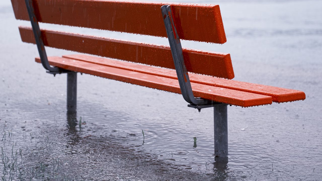 Обои скамейка, дождь, ливень, лужи