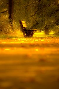 Превью обои скамейка, одинокая, желтый, размытие