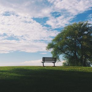 Превью обои скамейка, трава, дерево, небо, вид