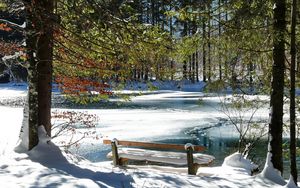Превью обои скамейка, весна, берег, озеро, лед, таяние, снег, деревья