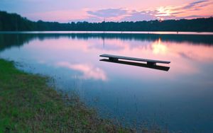 Превью обои скамейка, вода, озеро, вечер, закат, поверхность