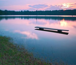 Превью обои скамейка, вода, озеро, вечер, закат, поверхность