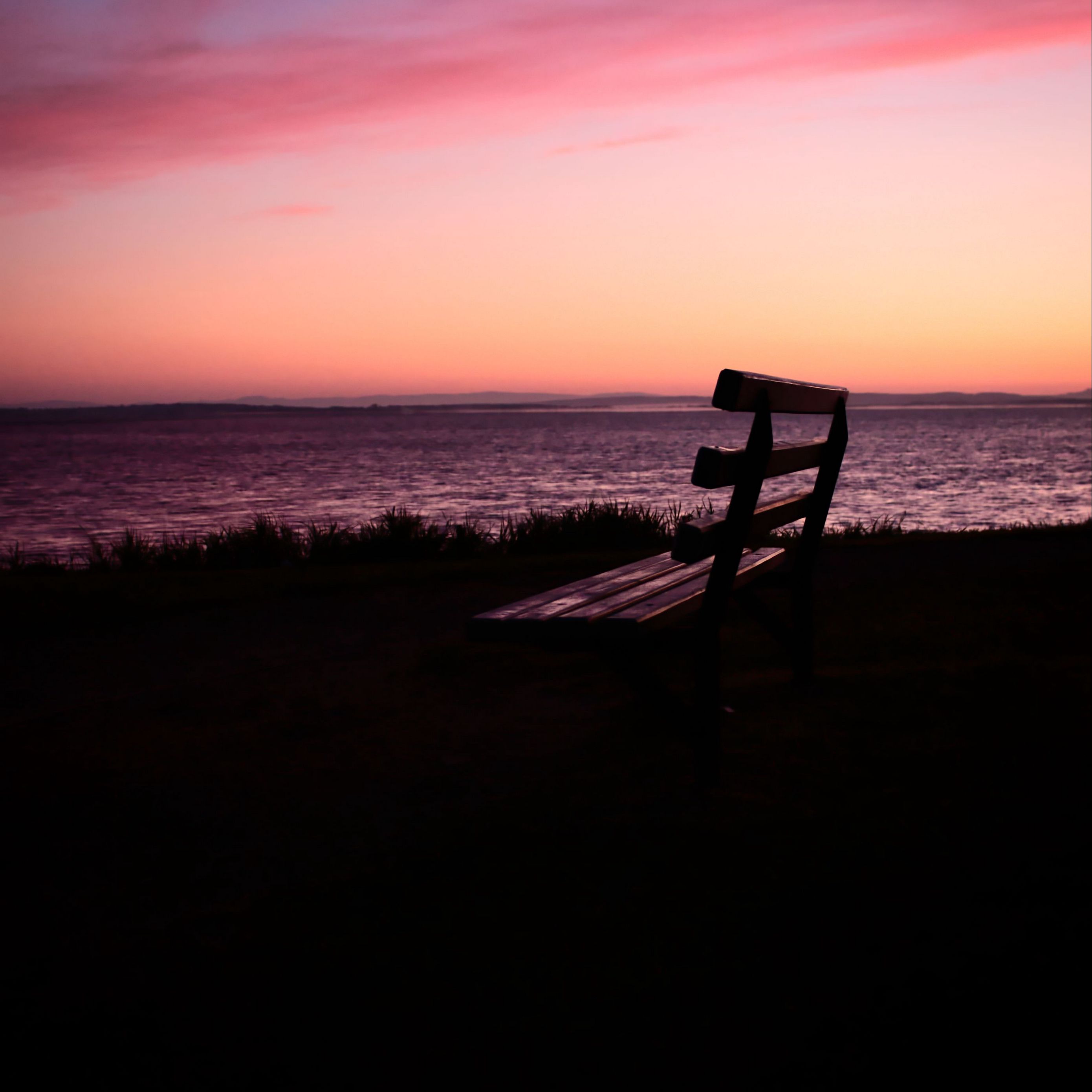 Какие грустные места. Красивый закат и скамейка. Одиночество фото. Скамейка на закате. Лавочка на фоне заката.