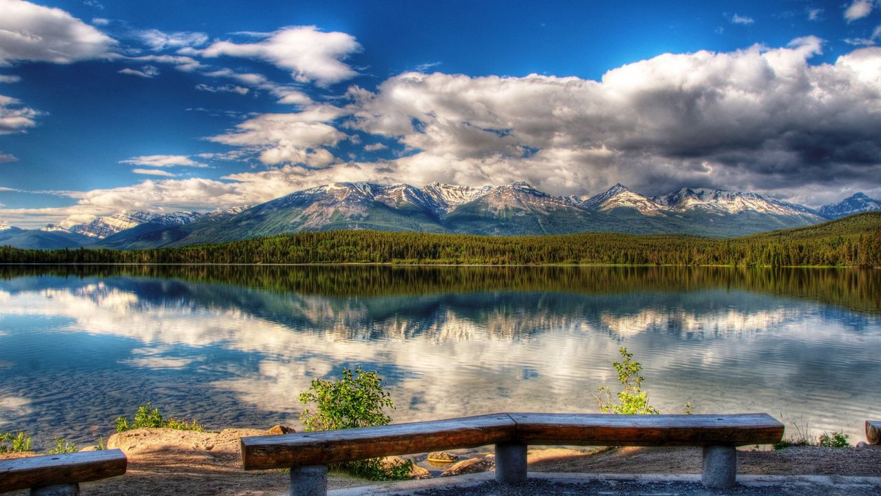 Обои скамейки, берег, озеро, пейзаж, горы, живописный, небо, облака, отражение, ясно, день