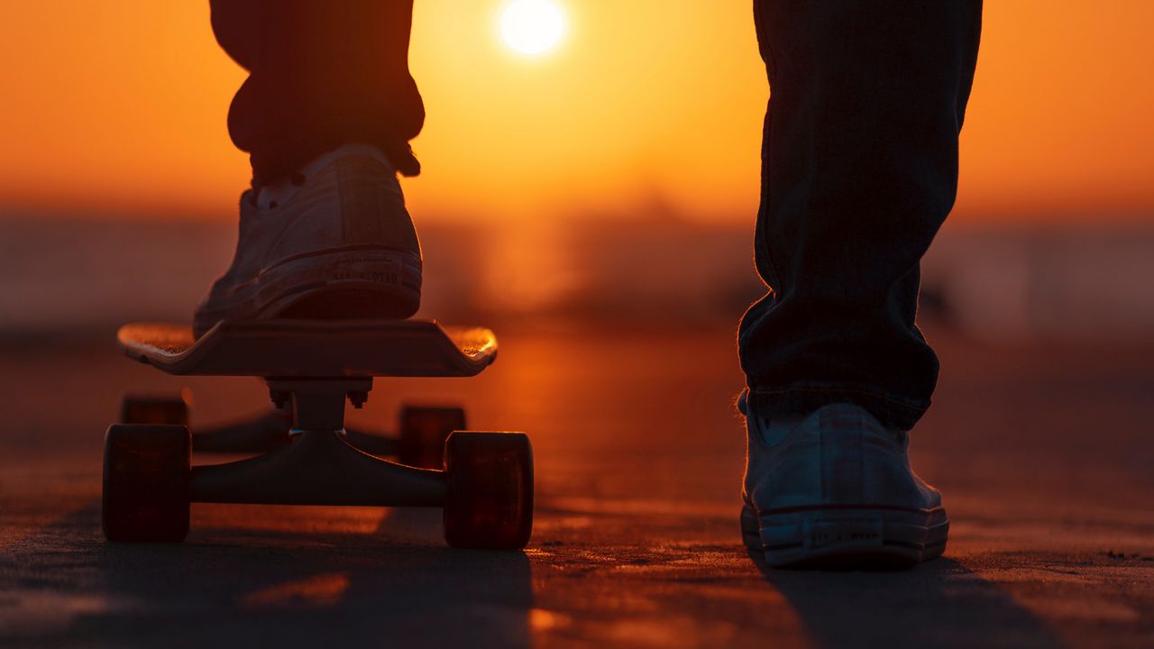 Обои скейтборд, ноги, закат, свет