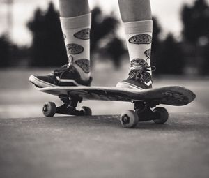 Превью обои скейтборд, скейт, ноги, скейтер, черно-белый