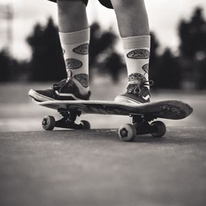 Превью обои скейтборд, скейт, ноги, скейтер, черно-белый