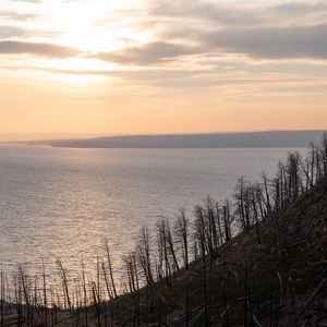 Превью обои склон, море, облака, природа, пейзаж