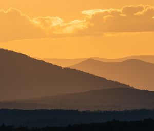 Превью обои склон, облака, деревья, холмы