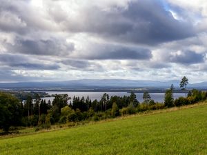 Превью обои склон, поле, деревья, даль, облака