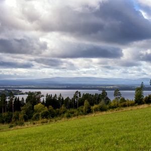 Превью обои склон, поле, деревья, даль, облака