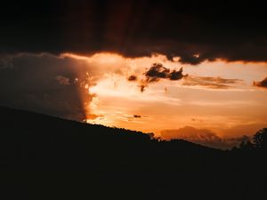 Превью обои склон, закат, лучи, солнце, небо