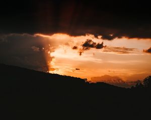 Превью обои склон, закат, лучи, солнце, небо