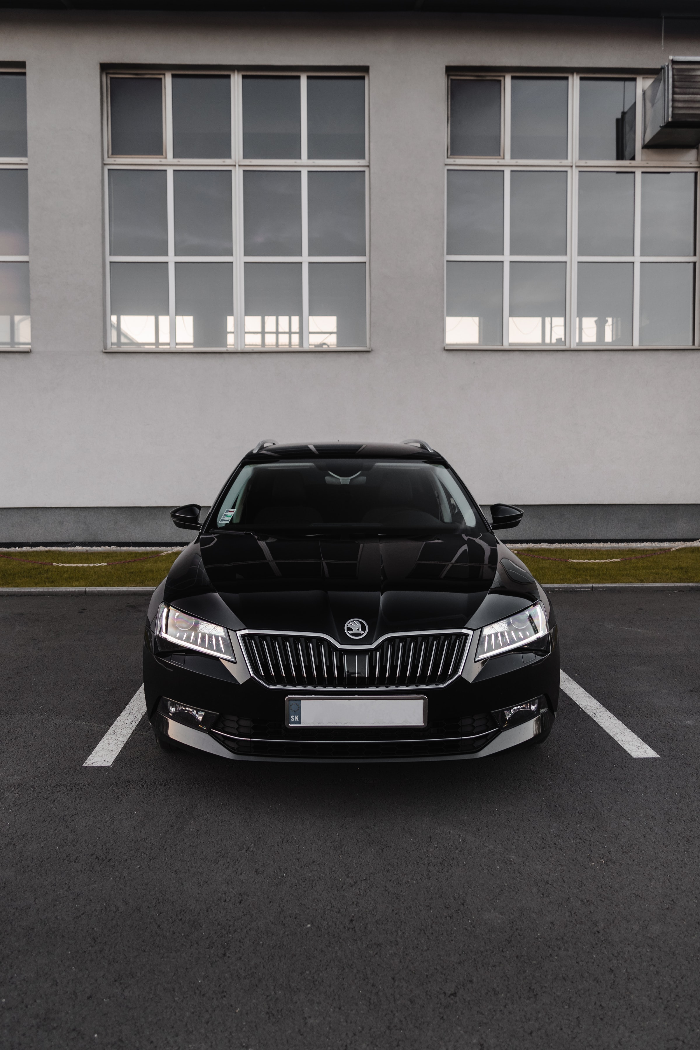 Скачать 2400x3600 skoda superb 3, skoda, автомобиль, вид спереди, черный  обои, картинки