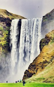 Превью обои skogafoss, водопад, исландия, люди, пейзаж