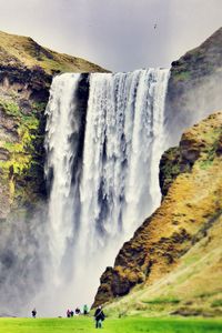 Превью обои skogafoss, водопад, исландия, люди, пейзаж