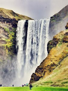 Превью обои skogafoss, водопад, исландия, люди, пейзаж