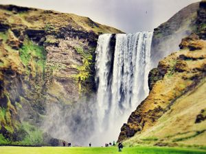 Превью обои skogafoss, водопад, исландия, люди, пейзаж