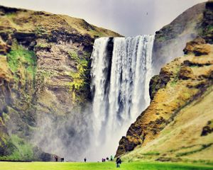 Превью обои skogafoss, водопад, исландия, люди, пейзаж