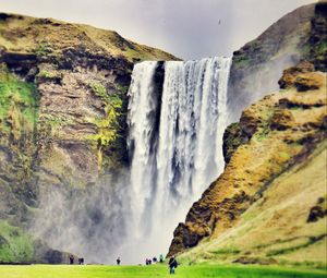 Превью обои skogafoss, водопад, исландия, люди, пейзаж