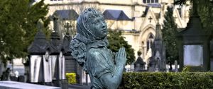 Превью обои скульптура, поза, парк