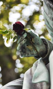 Превью обои скульптура, рука, роза, блики, размытость