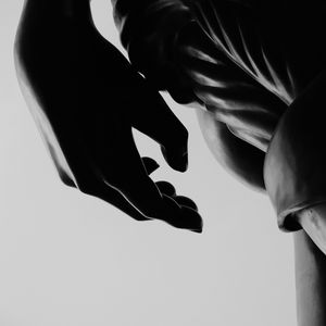 Превью обои скульптура, рука, темный