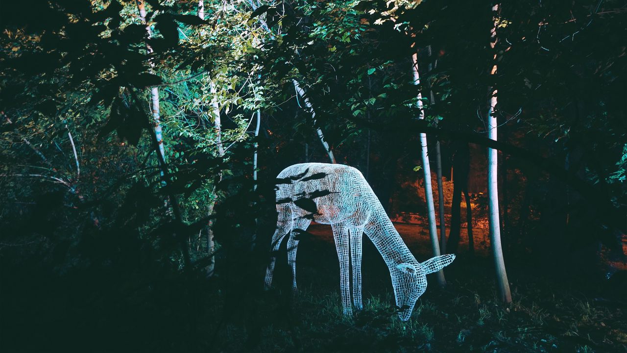 Обои скульптура, свет, деревья, олень, арт