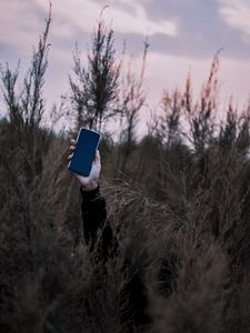 Превью обои смартфон, рука, трава, телефон