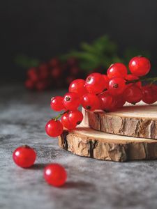 Превью обои смородина, ягоды, фрукт, поверхность, деревянный
