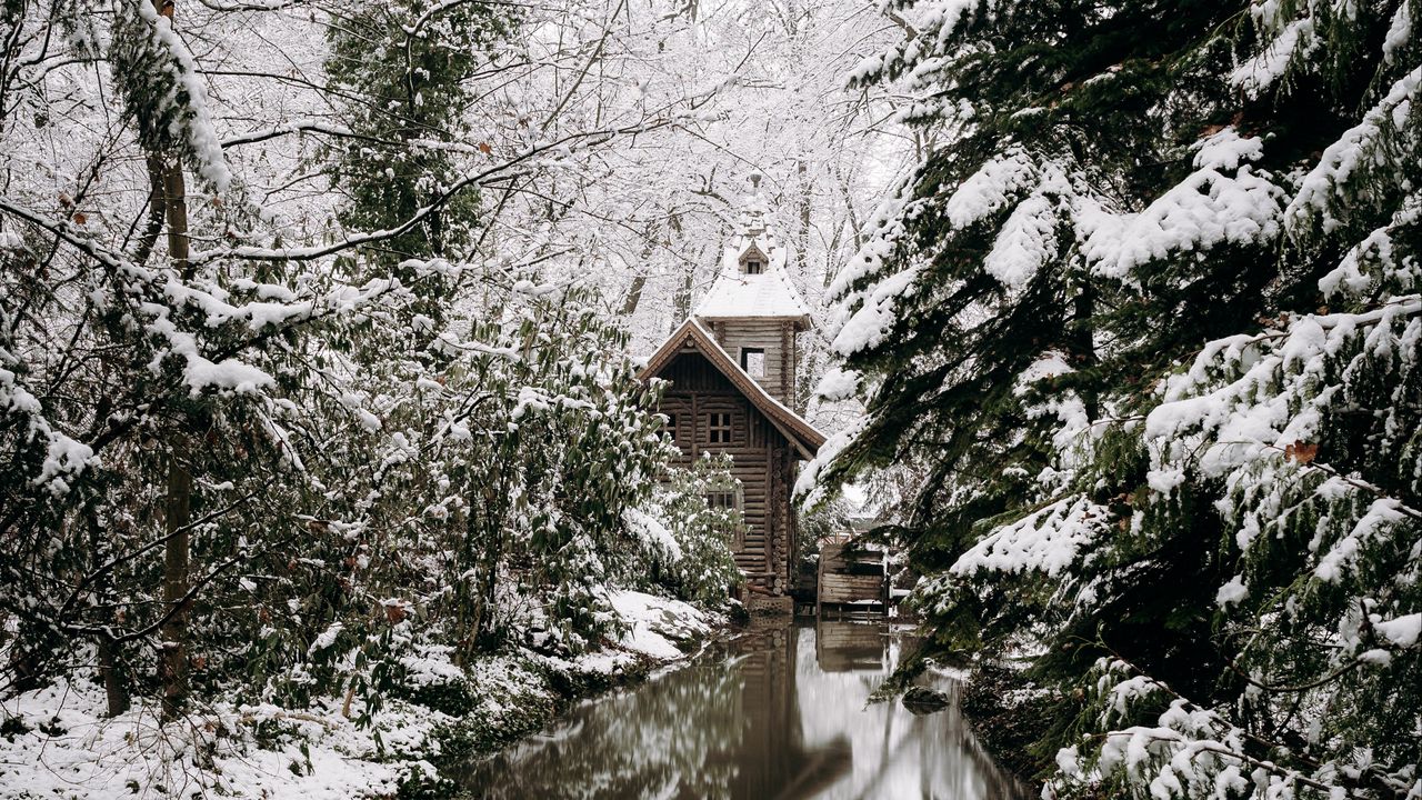 Обои снег, дом, река, деревья