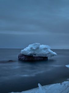 Превью обои снег, море, камень, лед, небо, пасмурно