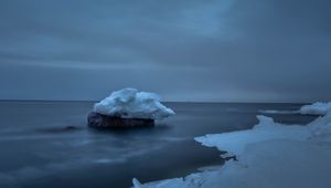 Превью обои снег, море, камень, лед, небо, пасмурно