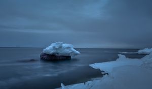 Превью обои снег, море, камень, лед, небо, пасмурно