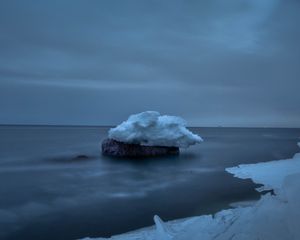 Превью обои снег, море, камень, лед, небо, пасмурно