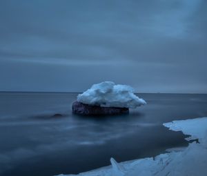 Превью обои снег, море, камень, лед, небо, пасмурно