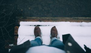 Превью обои снег, ноги, обувь, зима