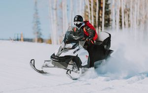 Превью обои снегоход, снег, шлем, зима