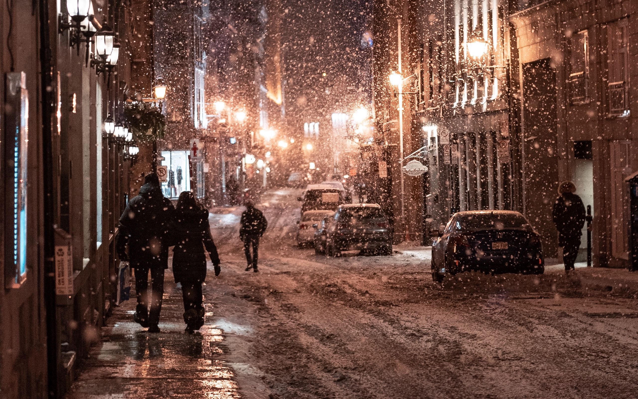 На город вечер упадет. Зимний город. Снег в городе. Снежный город. Зимняя ночь в городе.