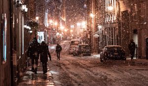 Превью обои снегопад, люди, улица, ночь, вечер, город, зима