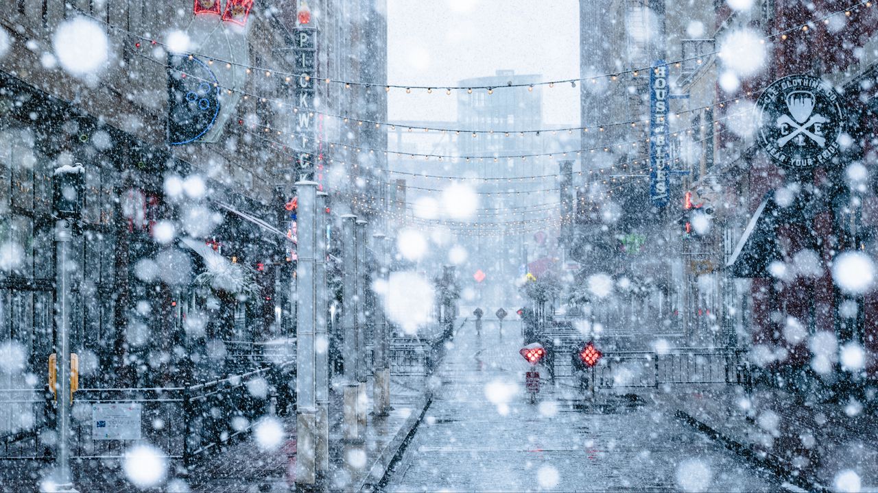 Обои снегопад, снег, улица, город, зима